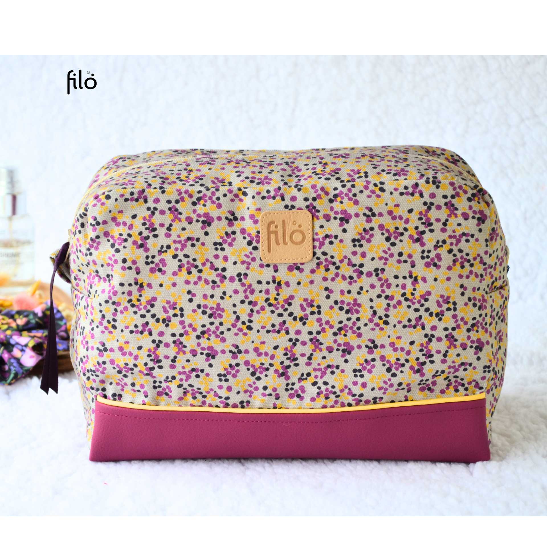 trousse de toilette clair, avec point fuchsia, jaune et bleu