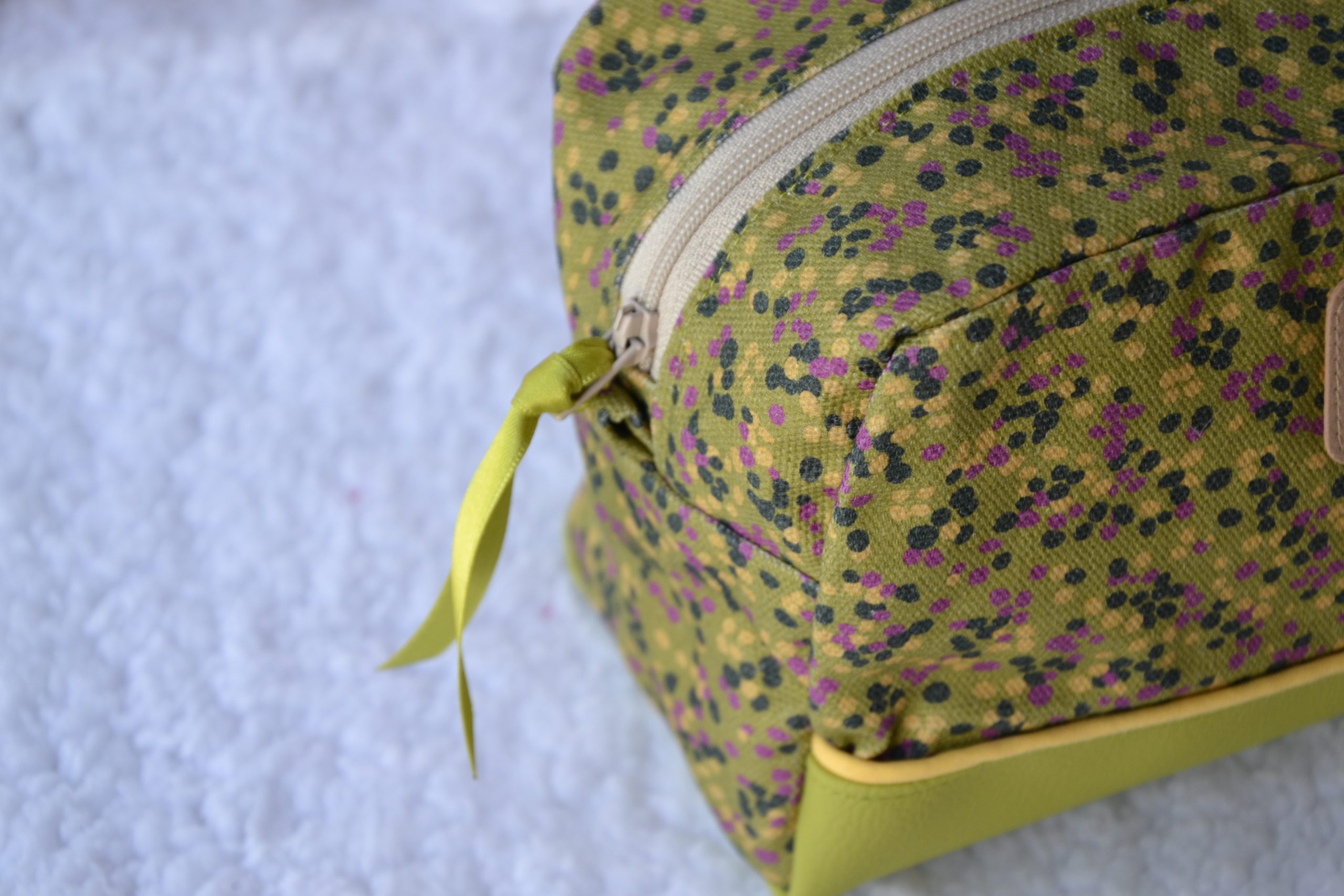 Détail ruban satin – ouverture facile